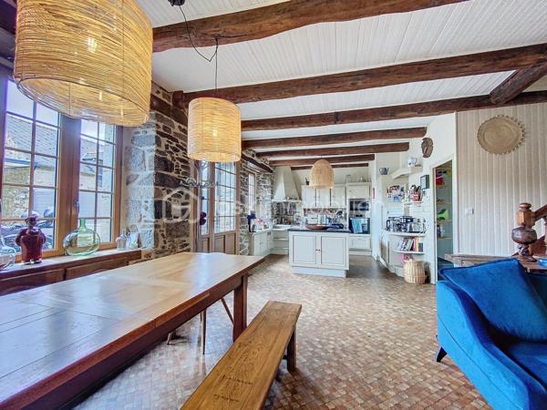 Située à Plouër-sur-Rance, cette jolie longère conjugue à merveille l'authenticité de l'ancien avec ses murs en pierre, ses poutres apparentes et toute la chaleur de son caractère.
Implantée sur un terrain de plus de 1 300 m², elle propose :
- Au rez-de-chaussée : une cuisine américaine entièrement équipée, une vaste pièce de vie de plus de 30 m² avec cheminée à foyer ouvert avec poêle à bois, une buanderie, une salle d'eau avec toilette.
- Aux étages : pallier dessert quatre chambres lumineuses et une salle de bains supplémentaire et toilette.

À l'extérieur, un grand garage et une piscine chauffée viennent parfaire ce bel ensemble. Des dépendances, telles qu'un préau, un pool house et une douche extérieure, ajoutent encore au confort et à la convivialité des lieux.

Une maison familiale idéale, qui séduira autant pour une résidence principale que pour une belle maison de vacances.
Je suis place, Mr CHASSIN – 06 71 83 14 47