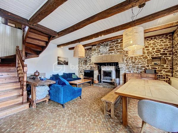 Située à Plouër-sur-Rance, cette jolie longère conjugue à merveille l'authenticité de l'ancien avec ses murs en pierre, ses poutres apparentes et toute la chaleur de son caractère.
Implantée sur un terrain de plus de 1 300 m², elle propose :
- Au rez-de-chaussée : une cuisine américaine entièrement équipée, une vaste pièce de vie de plus de 30 m² avec cheminée à foyer ouvert avec poêle à bois, une buanderie, une salle d'eau avec toilette.
- Aux étages : pallier dessert quatre chambres lumineuses et une salle de bains supplémentaire et toilette.

À l'extérieur, un grand garage et une piscine chauffée viennent parfaire ce bel ensemble. Des dépendances, telles qu'un préau, un pool house et une douche extérieure, ajoutent encore au confort et à la convivialité des lieux.

Une maison familiale idéale, qui séduira autant pour une résidence principale que pour une belle maison de vacances.
Je suis place, Mr CHASSIN – 06 71 83 14 47