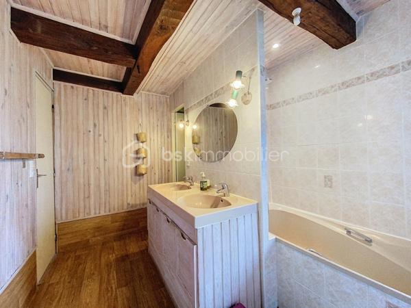 Située à Plouër-sur-Rance, cette jolie longère conjugue à merveille l'authenticité de l'ancien avec ses murs en pierre, ses poutres apparentes et toute la chaleur de son caractère.
Implantée sur un terrain de plus de 1 300 m², elle propose :
- Au rez-de-chaussée : une cuisine américaine entièrement équipée, une vaste pièce de vie de plus de 30 m² avec cheminée à foyer ouvert avec poêle à bois, une buanderie, une salle d'eau avec toilette.
- Aux étages : pallier dessert quatre chambres lumineuses et une salle de bains supplémentaire et toilette.

À l'extérieur, un grand garage et une piscine chauffée viennent parfaire ce bel ensemble. Des dépendances, telles qu'un préau, un pool house et une douche extérieure, ajoutent encore au confort et à la convivialité des lieux.

Une maison familiale idéale, qui séduira autant pour une résidence principale que pour une belle maison de vacances.
Je suis place, Mr CHASSIN – 06 71 83 14 47