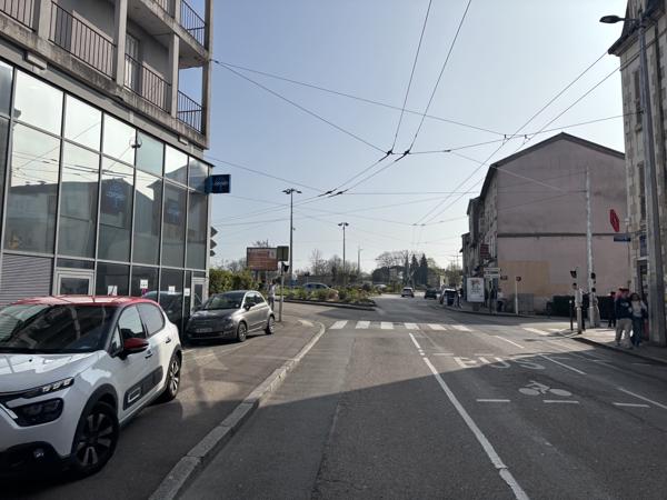 Local Commercial
         2 pièces
        - 400 m² 324 000 € *
