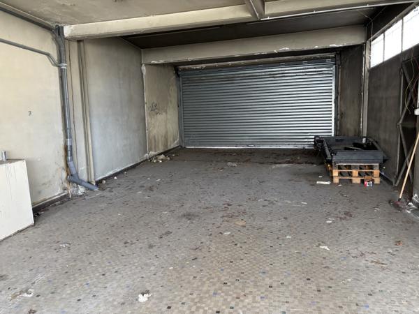 Local Commercial
         2 pièces
        - 400 m² 324 000 € *