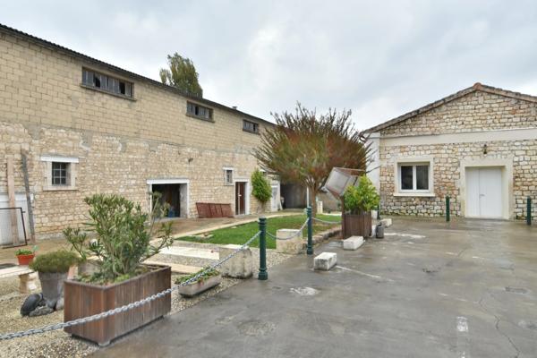 Dpt Charente (16), à vendre PROCHE ANGOULEME OUEST immeuble de 2500 m2 pour stockage.