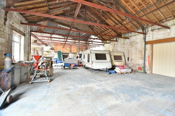 Dpt Charente (16), à vendre PROCHE ANGOULEME OUEST immeuble de 2500 m2 pour stockage.