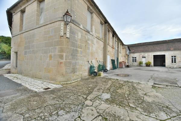 Dpt Charente (16), à vendre PROCHE ANGOULEME OUEST immeuble de 2500 m2 pour stockage.