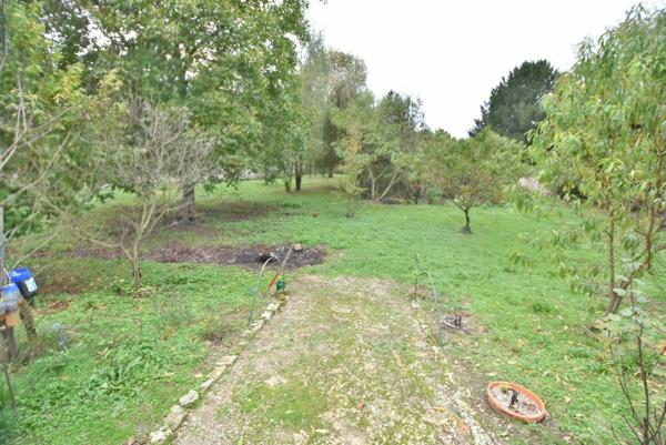 Dpt Charente (16), à vendre PROCHE ANGOULEME OUEST immeuble de 2500 m2 pour stockage.
