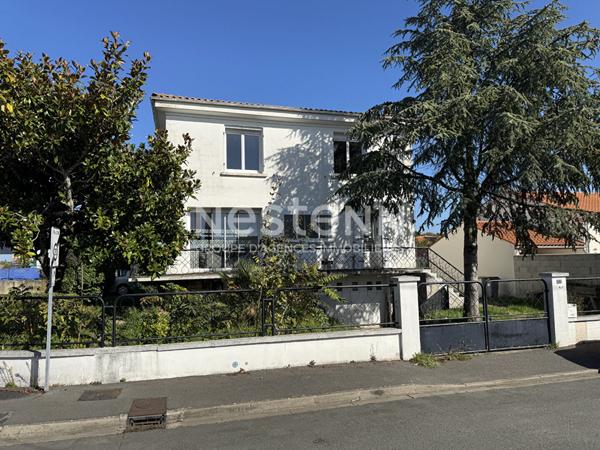 Rochefort Grande Maison possibilité 7 chambres 130 m² de Garage et Jardin.