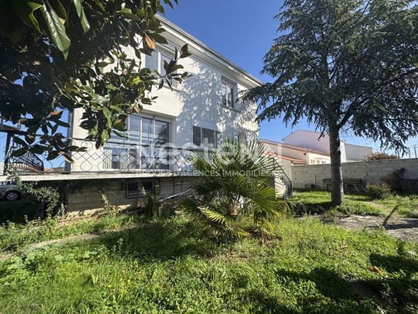 Rochefort Grande Maison possibilité 7 chambres 130 m² de Garage et Jardin.