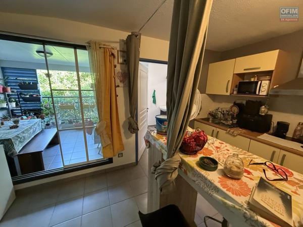 Beau studio de 23,65 m2 + 9 m2 de varangue, au deuxième étage de la résidence sécurisée Les Jardins de la Rivière, achat pour un investissement locatif uniquement.