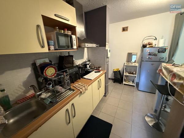 Beau studio de 23,65 m2 + 9 m2 de varangue, au deuxième étage de la résidence sécurisée Les Jardins de la Rivière, achat pour un investissement locatif uniquement.