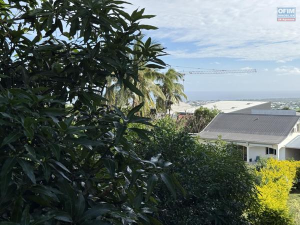 Beau studio de 23,65 m2 + 9 m2 de varangue, au deuxième étage de la résidence sécurisée Les Jardins de la Rivière, achat pour un investissement locatif uniquement.