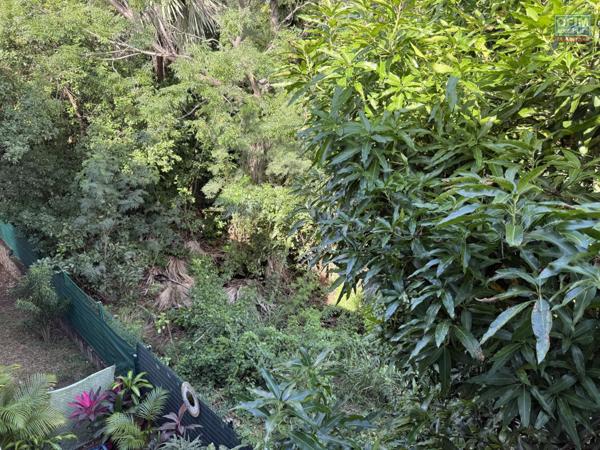 Beau studio de 23,65 m2 + 9 m2 de varangue, au deuxième étage de la résidence sécurisée Les Jardins de la Rivière, achat pour un investissement locatif uniquement.