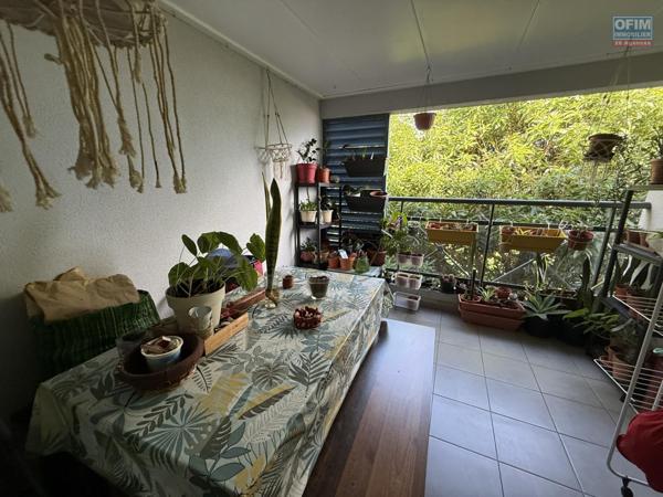 Beau studio de 23,65 m2 + 9 m2 de varangue, au deuxième étage de la résidence sécurisée Les Jardins de la Rivière, achat pour un investissement locatif uniquement.