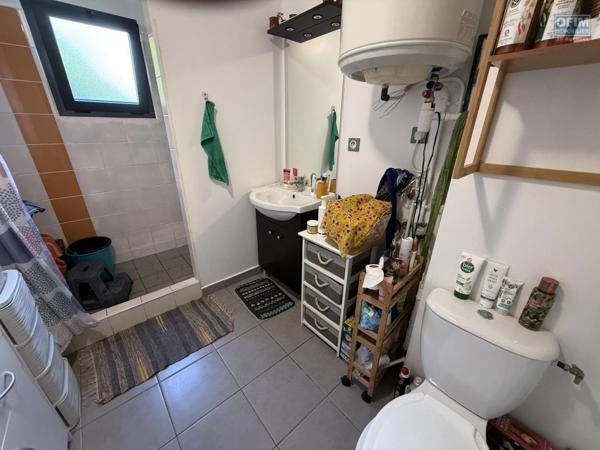 Beau studio de 23,65 m2 + 9 m2 de varangue, au deuxième étage de la résidence sécurisée Les Jardins de la Rivière, achat pour un investissement locatif uniquement.