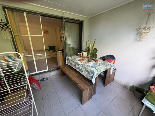 Beau studio de 23,65 m2 + 9 m2 de varangue, au deuxième étage de la résidence sécurisée Les Jardins de la Rivière, achat pour un investissement locatif uniquement.