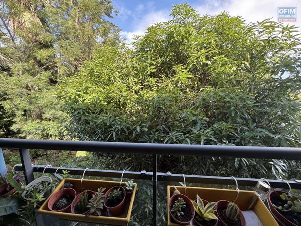 Beau studio de 23,65 m2 + 9 m2 de varangue, au deuxième étage de la résidence sécurisée Les Jardins de la Rivière, achat pour un investissement locatif uniquement.