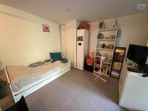 Beau studio de 23,65 m2 + 9 m2 de varangue, au deuxième étage de la résidence sécurisée Les Jardins de la Rivière, achat pour un investissement locatif uniquement.