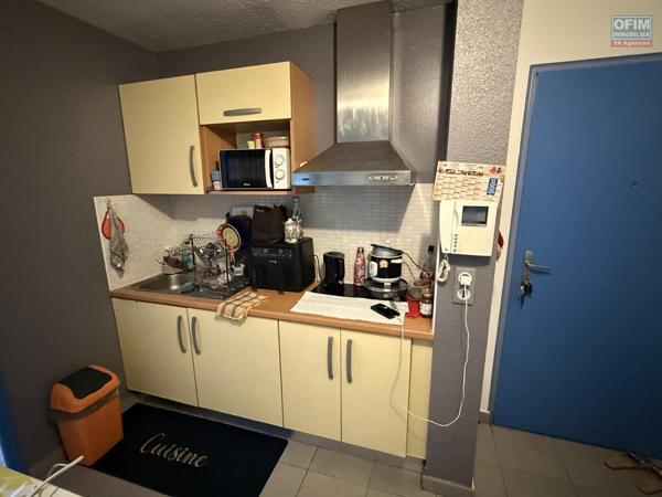 Beau studio de 23,65 m2 + 9 m2 de varangue, au deuxième étage de la résidence sécurisée Les Jardins de la Rivière, achat pour un investissement locatif uniquement.