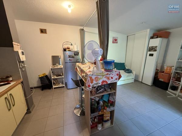 Beau studio de 23,65 m2 + 9 m2 de varangue, au deuxième étage de la résidence sécurisée Les Jardins de la Rivière, achat pour un investissement locatif uniquement.