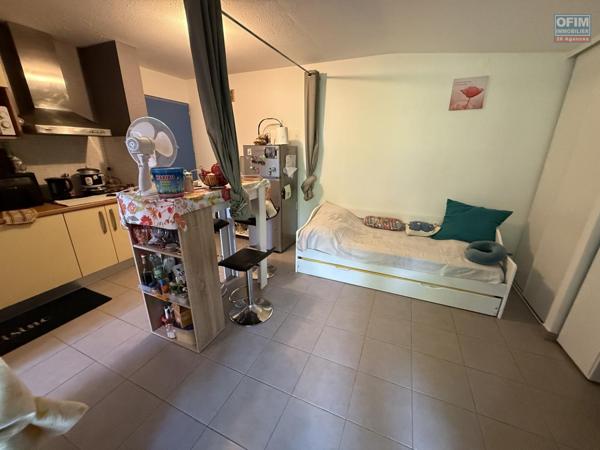 Beau studio de 23,65 m2 + 9 m2 de varangue, au deuxième étage de la résidence sécurisée Les Jardins de la Rivière, achat pour un investissement locatif uniquement.