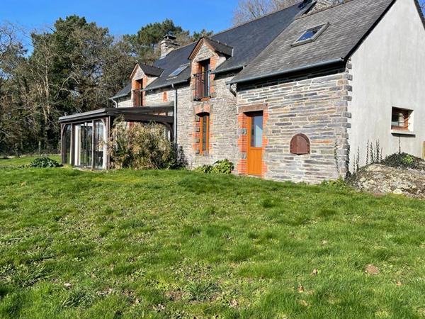 LONGERE ATYPIQUE ET SON TERRAIN BOISE