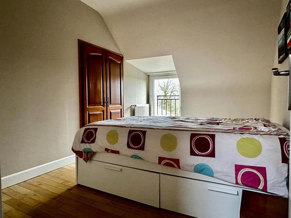 LONGERE ATYPIQUE ET SON TERRAIN BOISE