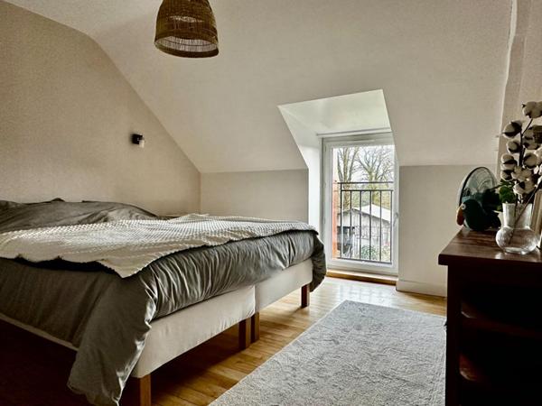 LONGERE ATYPIQUE ET SON TERRAIN BOISE