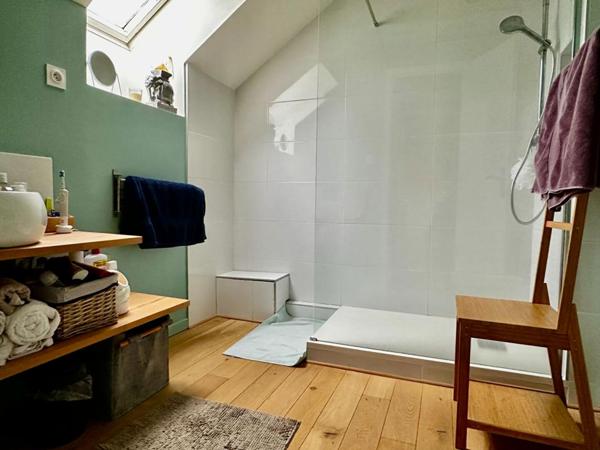 LONGERE ATYPIQUE ET SON TERRAIN BOISE