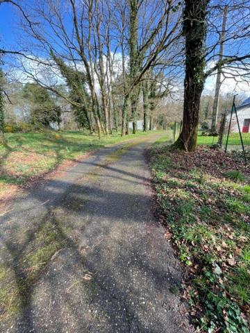 LONGERE ATYPIQUE ET SON TERRAIN BOISE