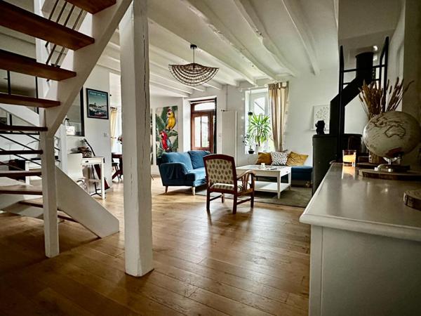 LONGERE ATYPIQUE ET SON TERRAIN BOISE