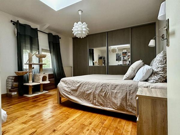 LONGERE ATYPIQUE ET SON TERRAIN BOISE