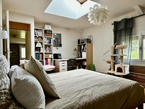 LONGERE ATYPIQUE ET SON TERRAIN BOISE