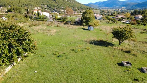 Rare à la vente : grand terrain constructible de 8085m2 avec vue panoramique à Banon (04)