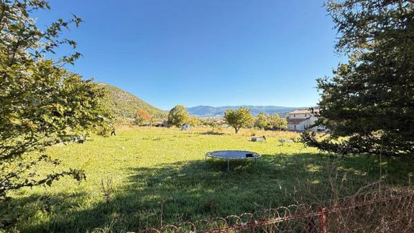 Rare à la vente : grand terrain constructible de 8085m2 avec vue panoramique à Banon (04)