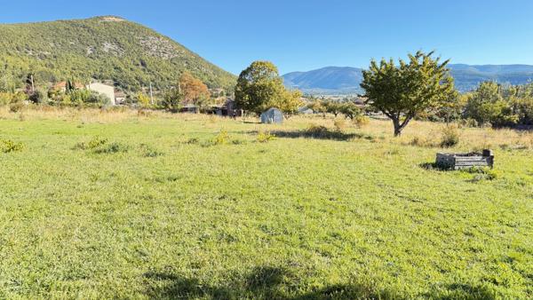 Rare à la vente : grand terrain constructible de 8085m2 avec vue panoramique à Banon (04)