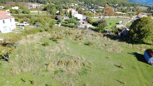 Rare à la vente : grand terrain constructible de 8085m2 avec vue panoramique à Banon (04)