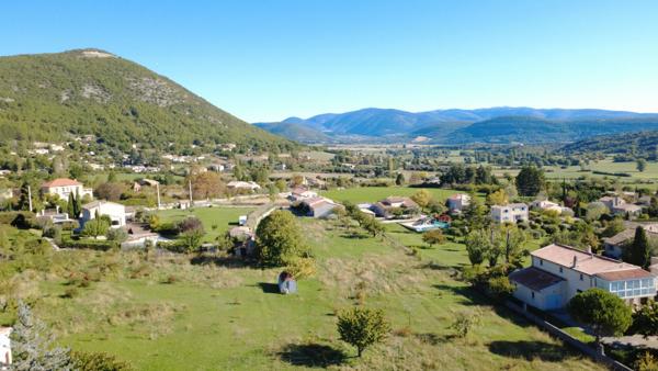 Rare à la vente : grand terrain constructible de 8085m2 avec vue panoramique à Banon (04)
