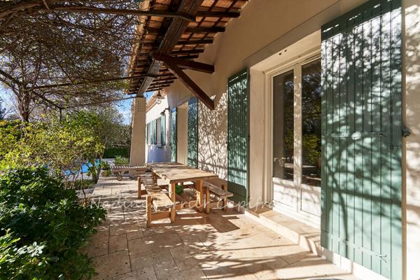 Centre d'Eyguières belle villa de plain pied de 150 m2, familiale et économe DPE AA, rénovée, 4 chambres + dépendance, terrain clos de 900m2 , piscine et garage.