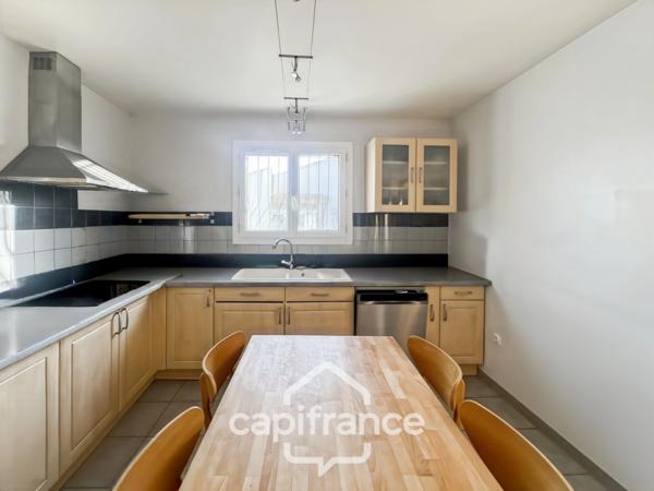 Centre d'Eyguières belle villa de plain pied de 150 m2, familiale et économe DPE AA, rénovée, 4 chambres + dépendance, terrain clos de 900m2 , piscine et garage.