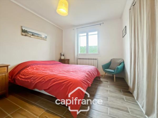 Centre d'Eyguières belle villa de plain pied de 150 m2, familiale et économe DPE AA, rénovée, 4 chambres + dépendance, terrain clos de 900m2 , piscine et garage.