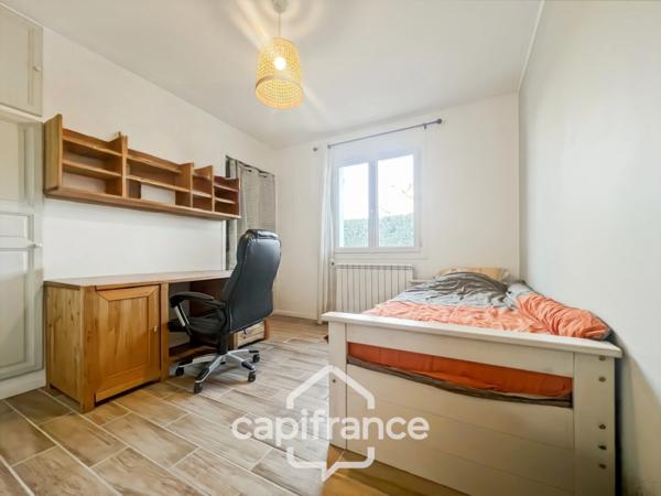 Centre d'Eyguières belle villa de plain pied de 150 m2, familiale et économe DPE AA, rénovée, 4 chambres + dépendance, terrain clos de 900m2 , piscine et garage.