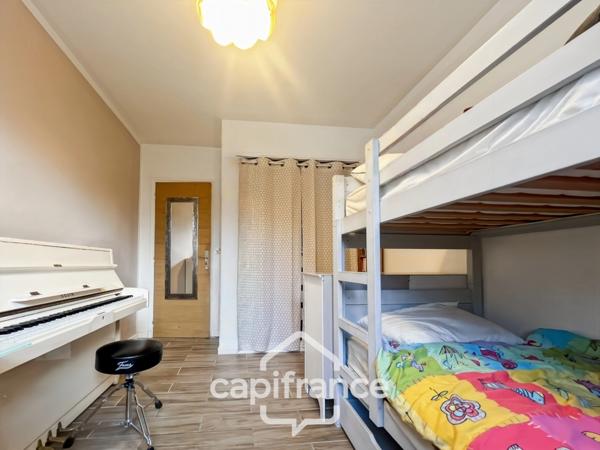 Centre d'Eyguières belle villa de plain pied de 150 m2, familiale et économe DPE AA, rénovée, 4 chambres + dépendance, terrain clos de 900m2 , piscine et garage.