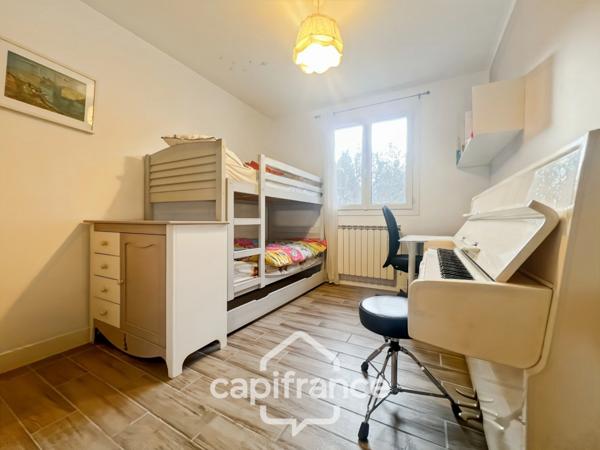 Centre d'Eyguières belle villa de plain pied de 150 m2, familiale et économe DPE AA, rénovée, 4 chambres + dépendance, terrain clos de 900m2 , piscine et garage.