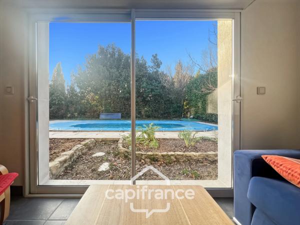 Centre d'Eyguières belle villa de plain pied de 150 m2, familiale et économe DPE AA, rénovée, 4 chambres + dépendance, terrain clos de 900m2 , piscine et garage.