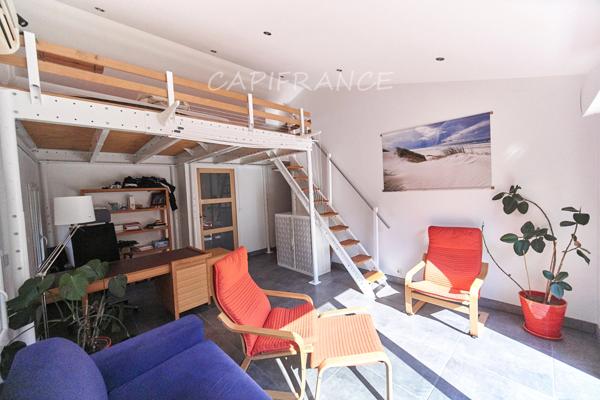 Centre d'Eyguières belle villa de plain pied de 150 m2, familiale et économe DPE AA, rénovée, 4 chambres + dépendance, terrain clos de 900m2 , piscine et garage.