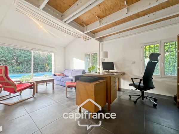 Centre d'Eyguières belle villa de plain pied de 150 m2, familiale et économe DPE AA, rénovée, 4 chambres + dépendance, terrain clos de 900m2 , piscine et garage.