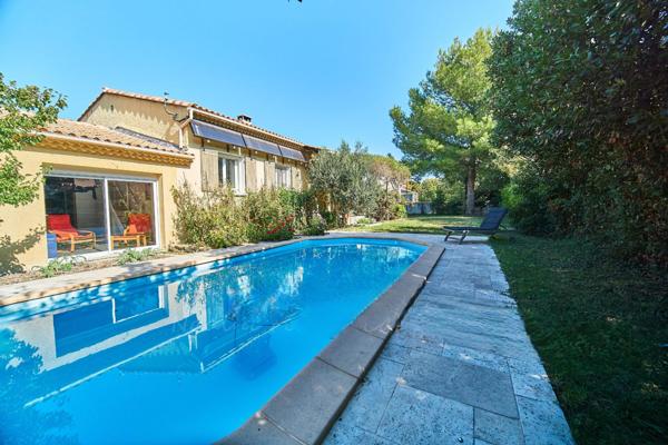 Centre d'Eyguières belle villa de plain pied de 150 m2, familiale et économe DPE AA, rénovée, 4 chambres + dépendance, terrain clos de 900m2 , piscine et garage.