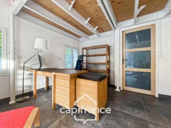 Centre d'Eyguières belle villa de plain pied de 150 m2, familiale et économe DPE AA, rénovée, 4 chambres + dépendance, terrain clos de 900m2 , piscine et garage.