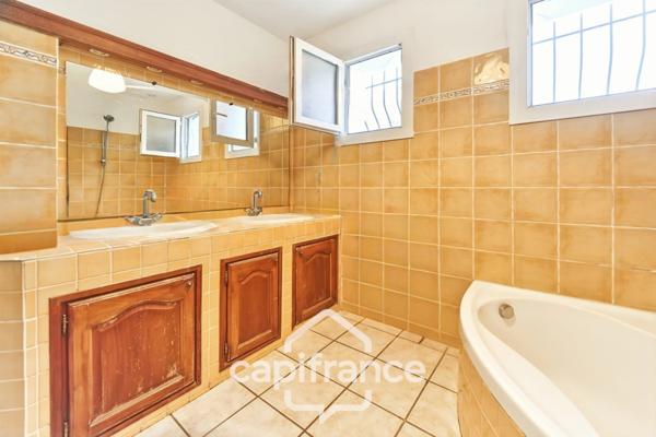 Centre d'Eyguières belle villa de plain pied de 150 m2, familiale et économe DPE AA, rénovée, 4 chambres + dépendance, terrain clos de 900m2 , piscine et garage.