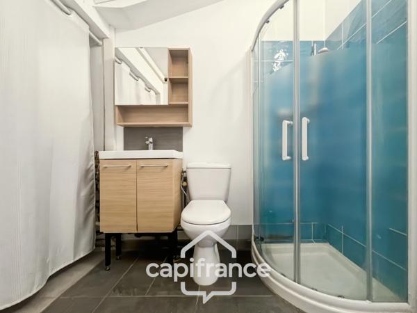 Centre d'Eyguières belle villa de plain pied de 150 m2, familiale et économe DPE AA, rénovée, 4 chambres + dépendance, terrain clos de 900m2 , piscine et garage.