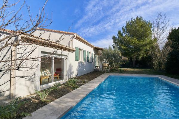 Centre d'Eyguières belle villa de plain pied de 150 m2, familiale et économe DPE AA, rénovée, 4 chambres + dépendance, terrain clos de 900m2 , piscine et garage.